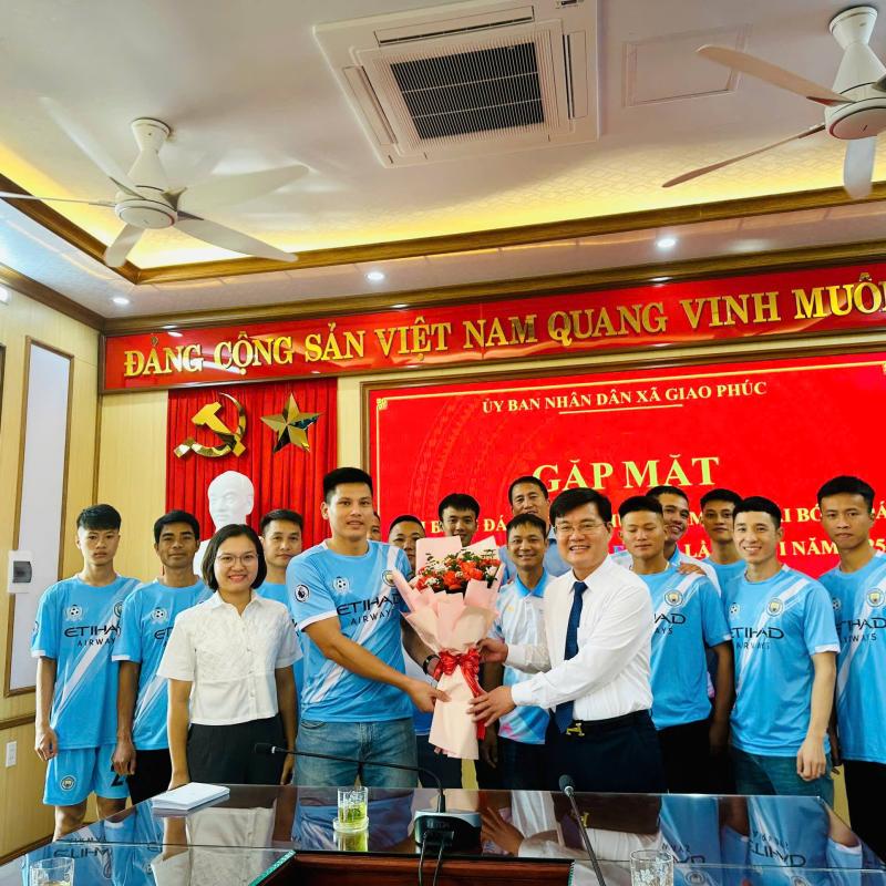 Đồng chí Phạm Văn Thoa- Phó Bí thư Đảng ủy, Chủ tịch UBND xã động viên Đội bóng đá xã Giao Phúc