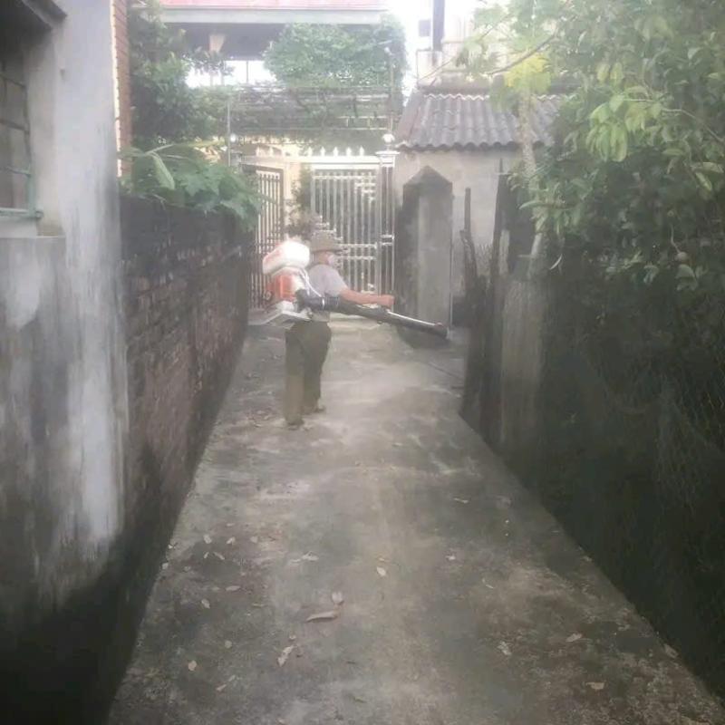 Hiển Khánh ra quân phun hóa chất, diệt lăng quăng phòng chống Sốt xuất huyết.