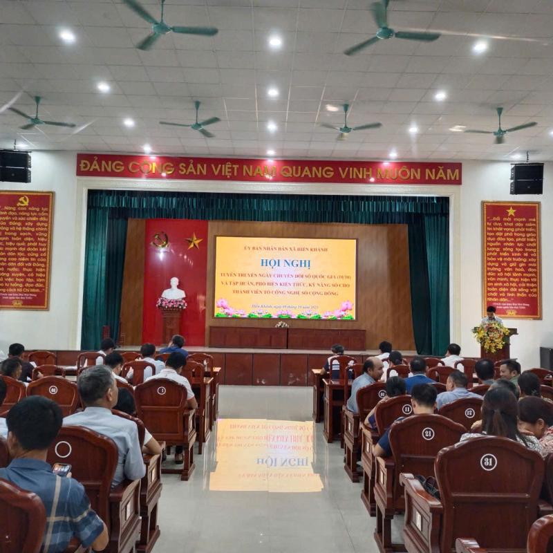 Xã Hiển Khánh tổ chức hội nghị tuyên truyền ngày chuyển đổi số quốc gia (10/10);   Tập huấn, phổ biến cập nhật kiến thức, kỹ năng số cho thành viên các Tổ Công nghệ số cộng đồng