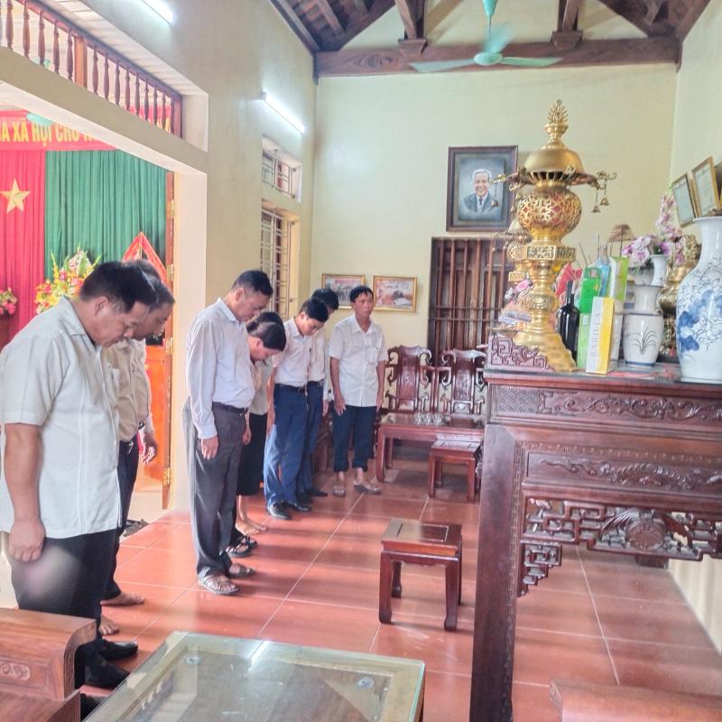 Đoàn lãnh đạo xã Hiển Khánh dâng hương tại nhà lưu niệm đồng chí Nguyễn Đức Thuận