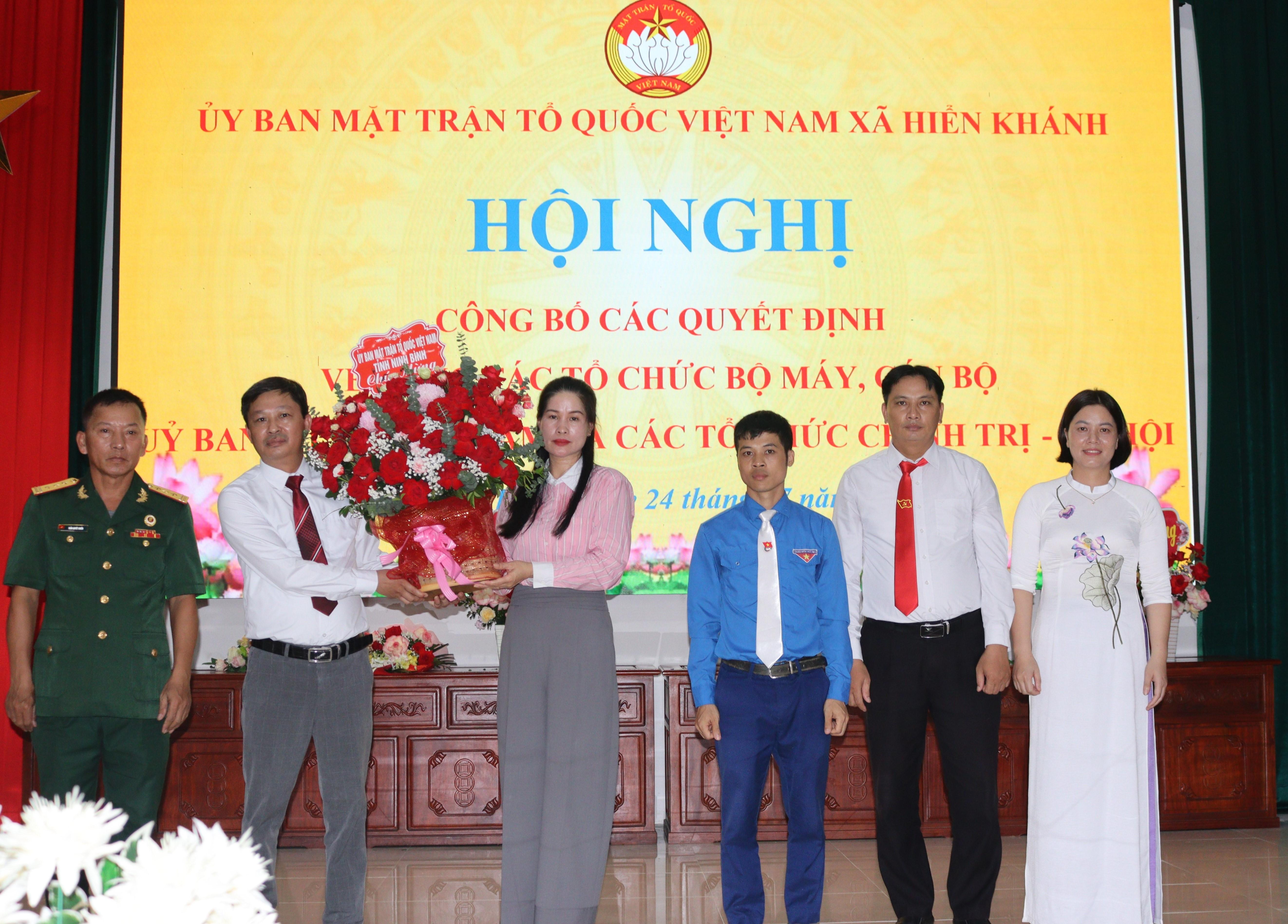 UBMTTQ Việt Nam xã Hiển Khánh tổ chức Hội nghị công bố Quyết định thành lập Ủy ban MTTQ Việt Nam xã và các tổ chức chính trị - xã hội.
