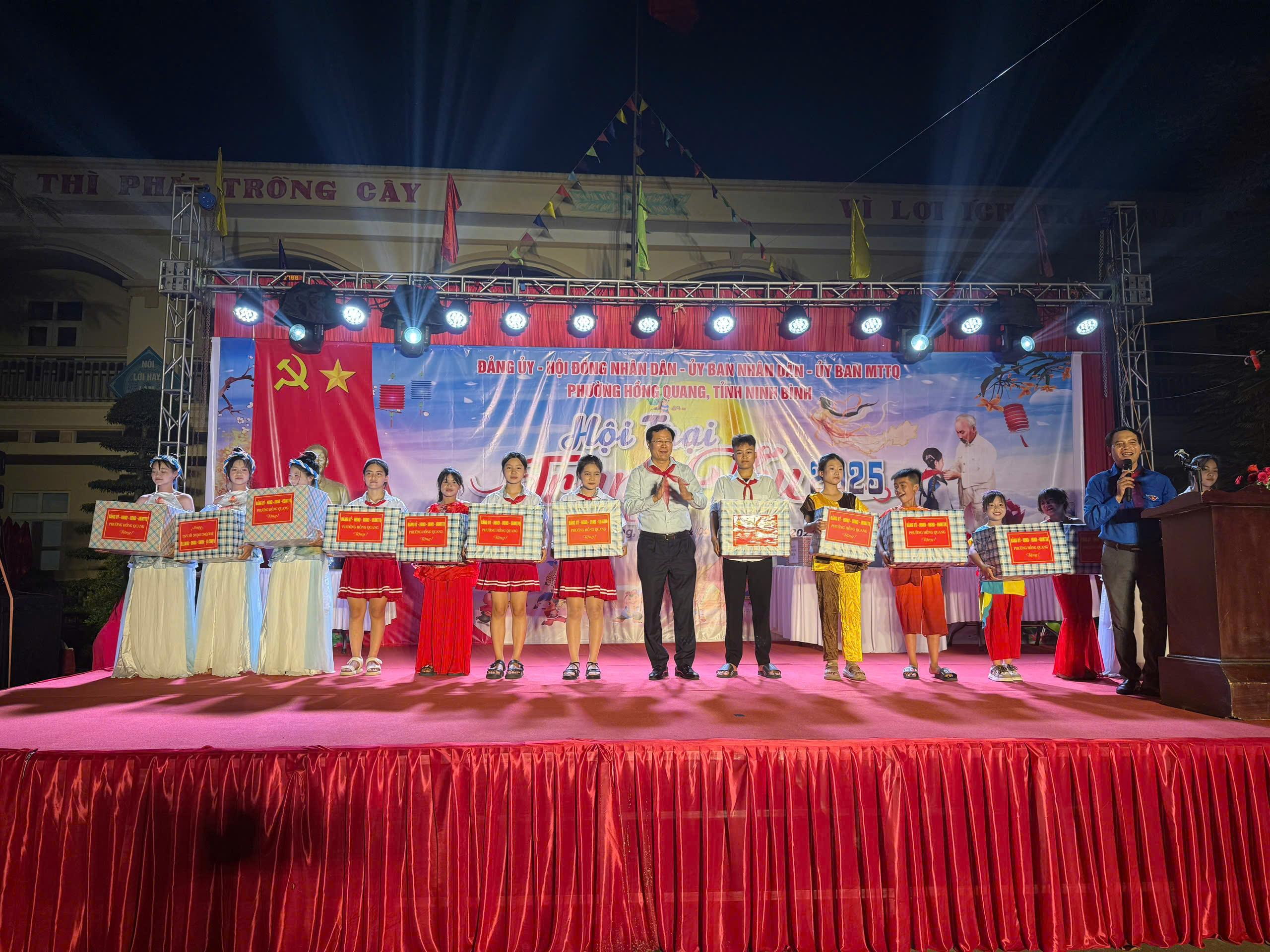 1-dong-chi-hung-tang-qua.jpg