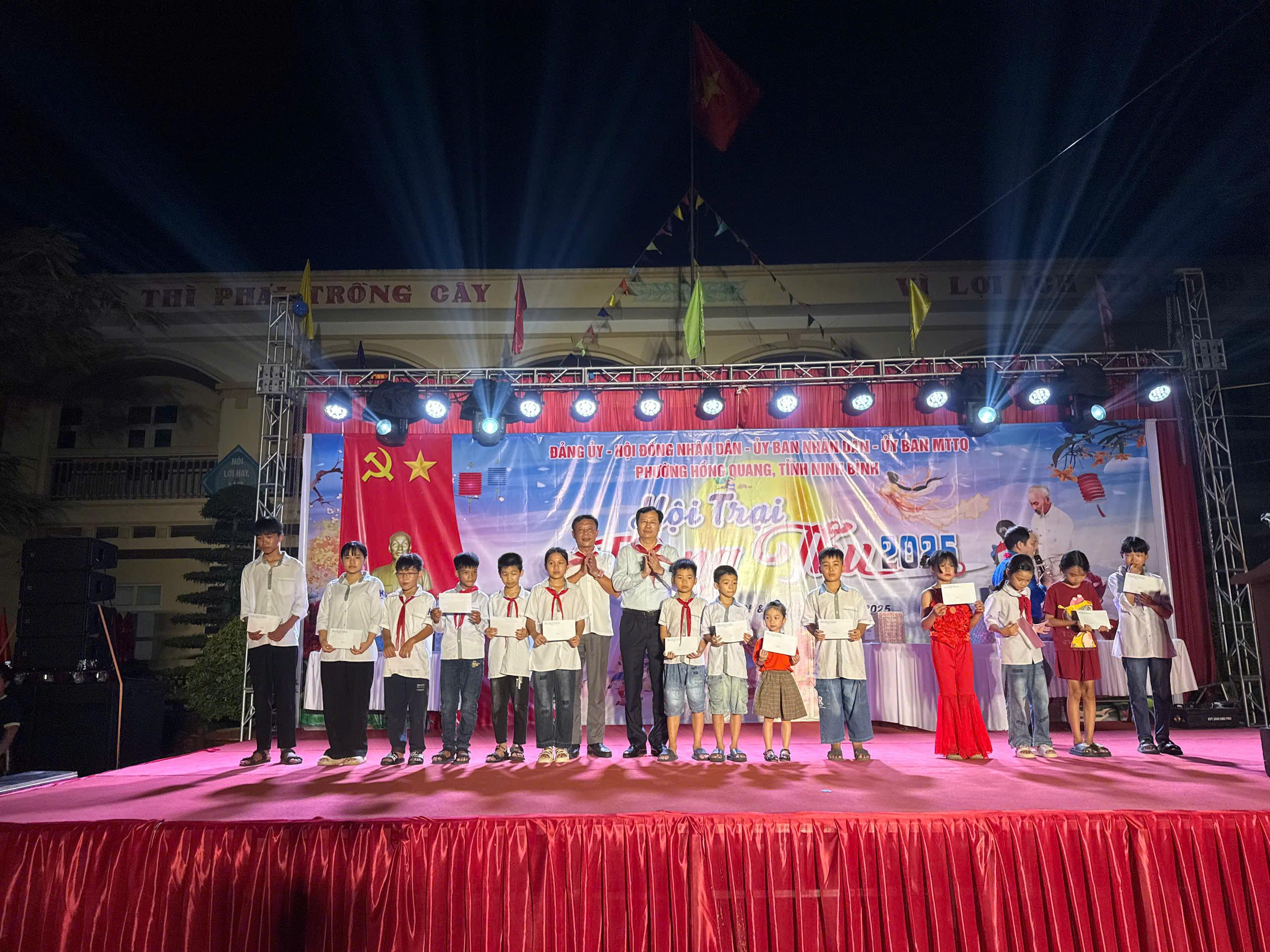 dc-hung-tang-qua-cac-chau-kho-khan.jpg