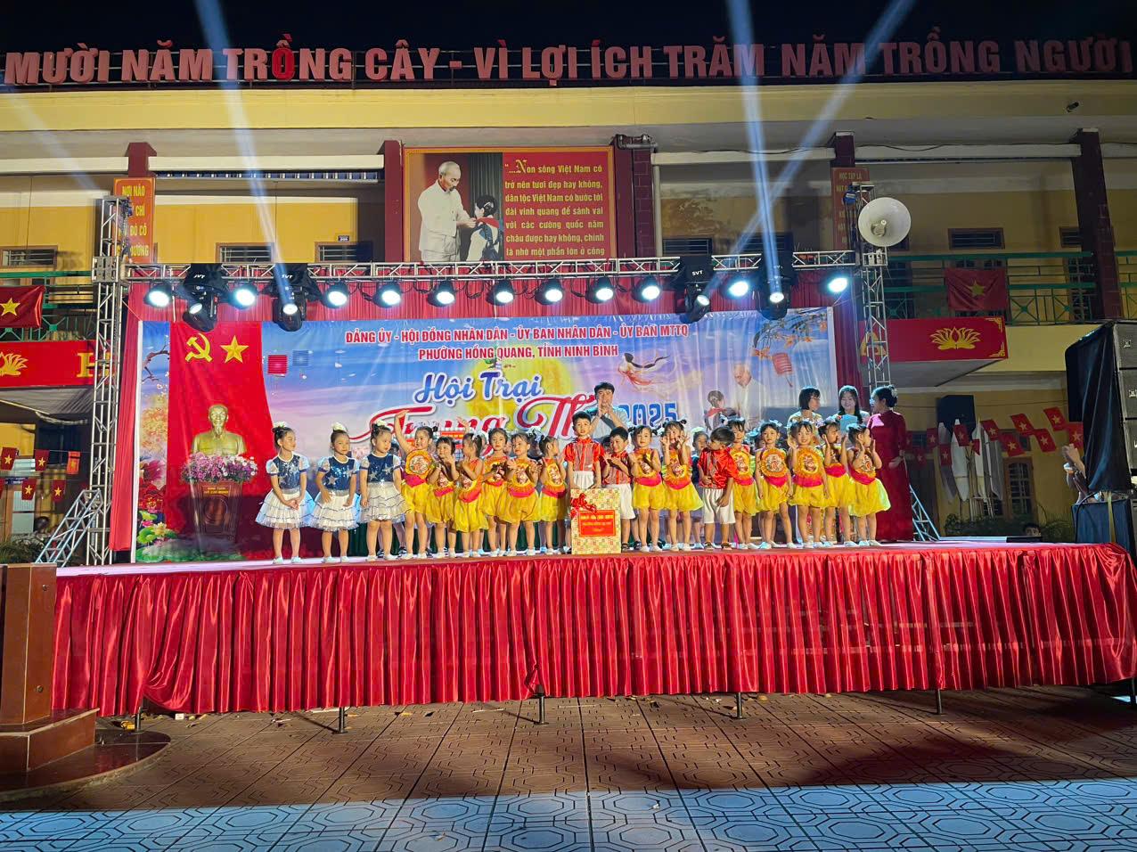 dong-chi-huy-tang-qua-cac-chau.jpg
