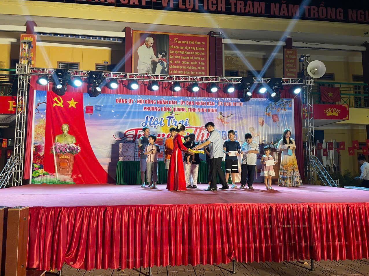 dong-chi-huy-trao-qua-cac-chau.jpg