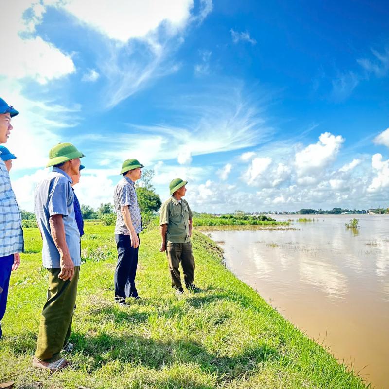 Đồng chí Bí thư Đảng ủy phường kiểm tra công tác ứng phó với mưa lũ do ảnh hưởng của Hoàn lưu bão số 10 trên địa bàn Phường.