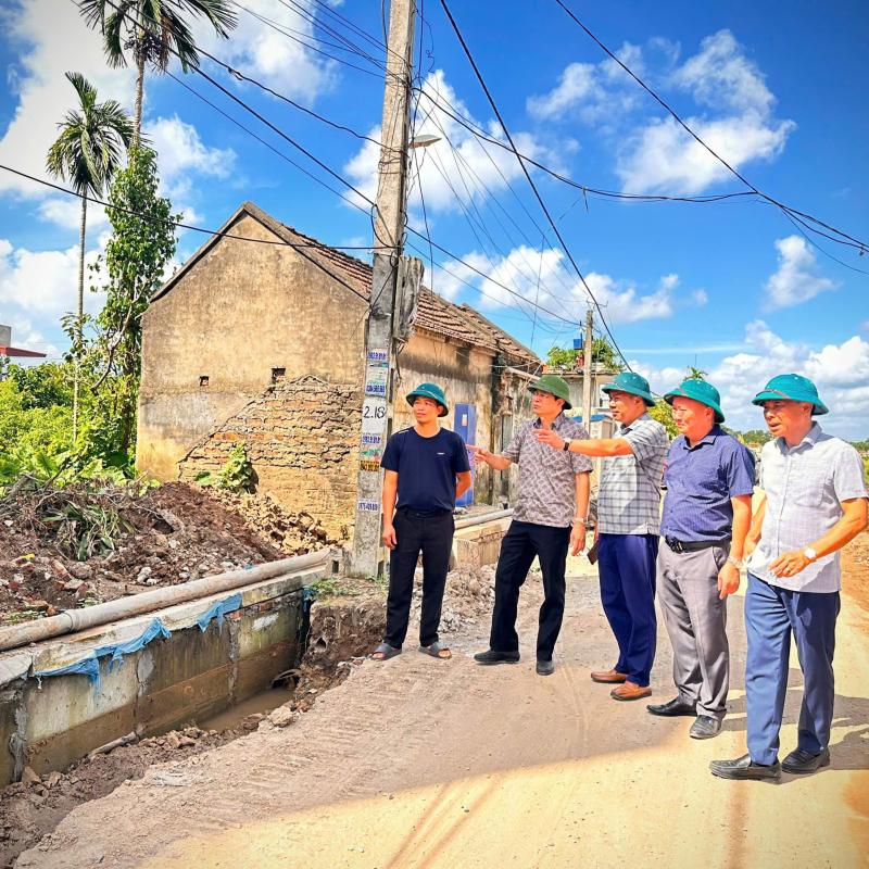 Đồng chí Bí thư Đảng ủy phường kiểm tra tiến độ giải phóng mặt bằng dự án Công trình Cải tạo, nâng cấp đường liên xã Nam Cường - Nghĩa An (đường An Cường)