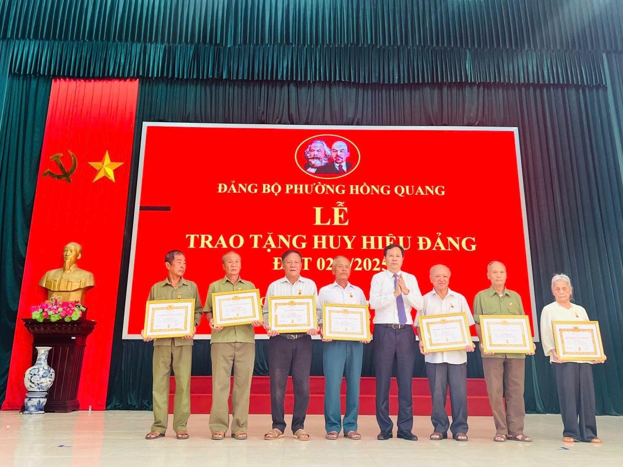 Đảng ủy phường Hồng Quang long trọng tổ chức Lễ trao tặng Huy hiệu Đảng đợt 02/9/2025