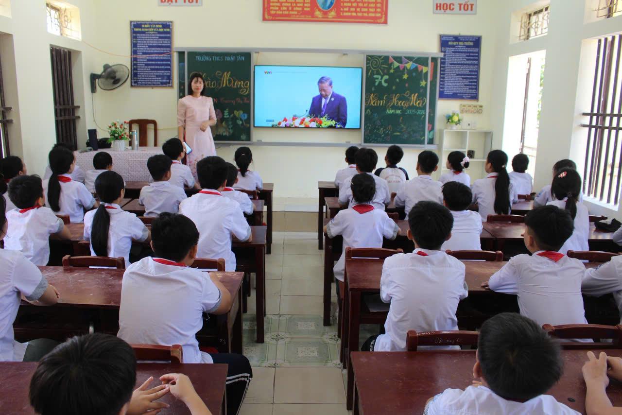 co-va-tro-xem-truc-tuyen-le-khai-giang.jpg