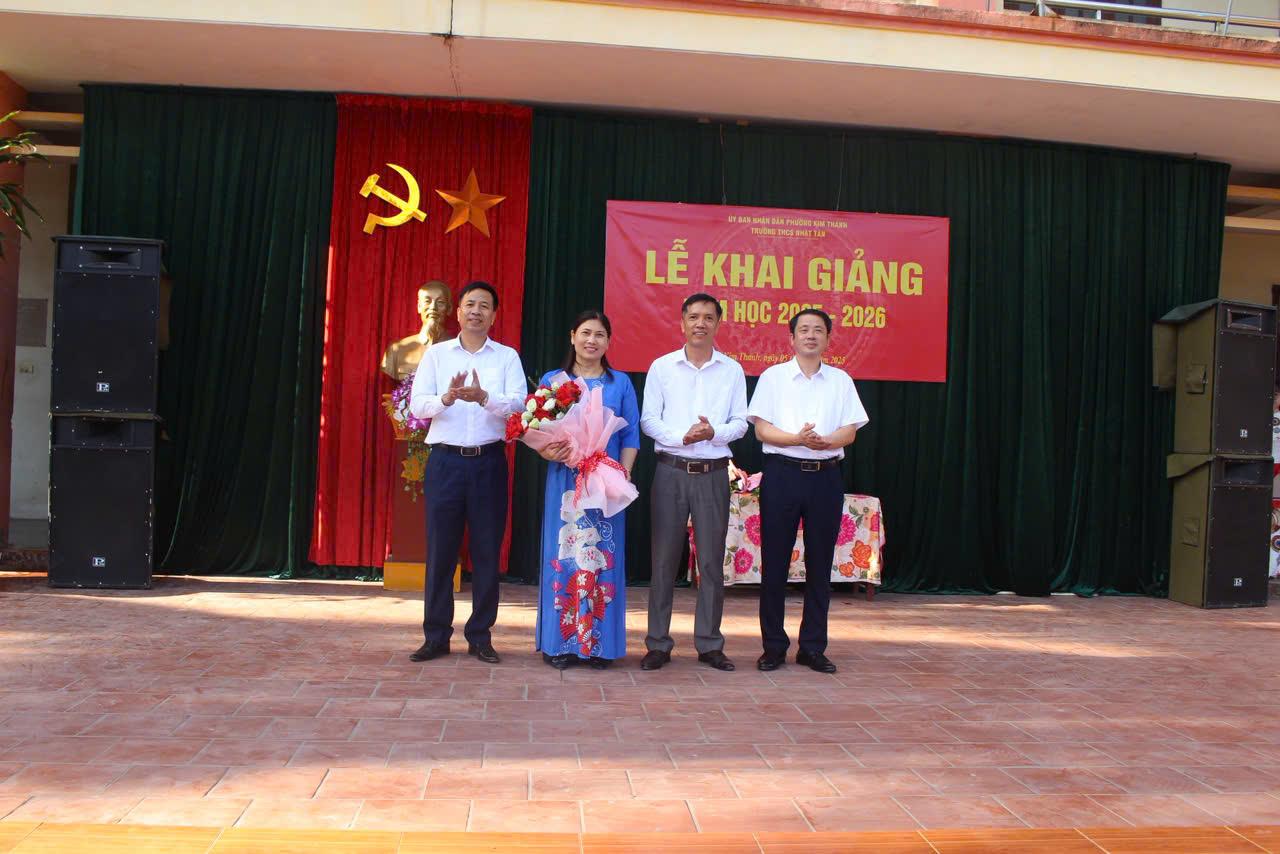 dong-chi-tran-van-son-ct-ubnd-tawngjhoa-chuc-mung-cho-nha-truong-1.jpg