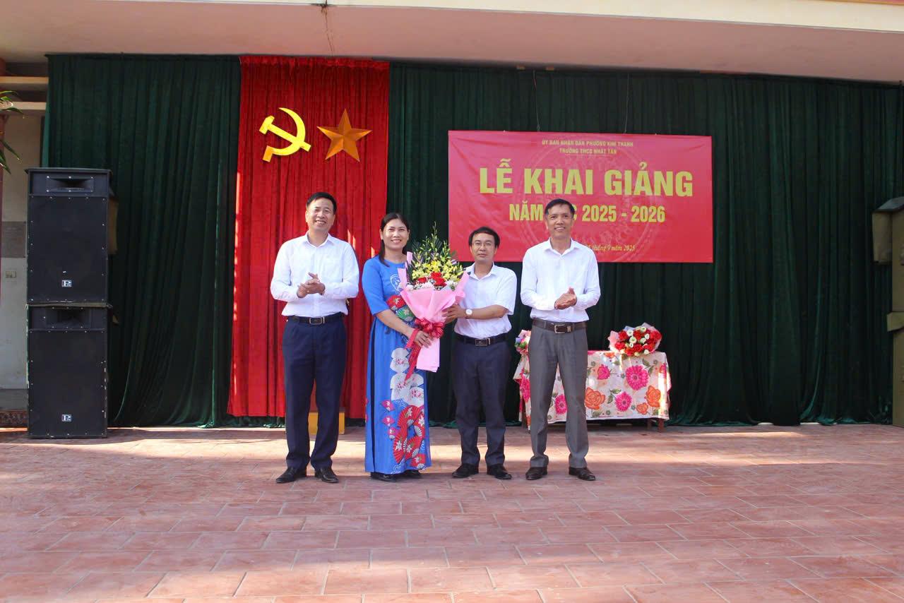 ong-nguyen-van-toan-dai-dien-cmhs-tang-hoa-chuc-mung.jpg