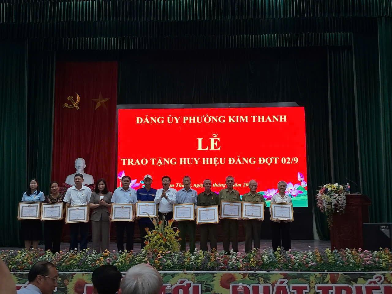 Đảng bộ Phường Kim Thanh trao tặng Huy hiệu Đảng cho 14 Đảng viên dịp 2/9