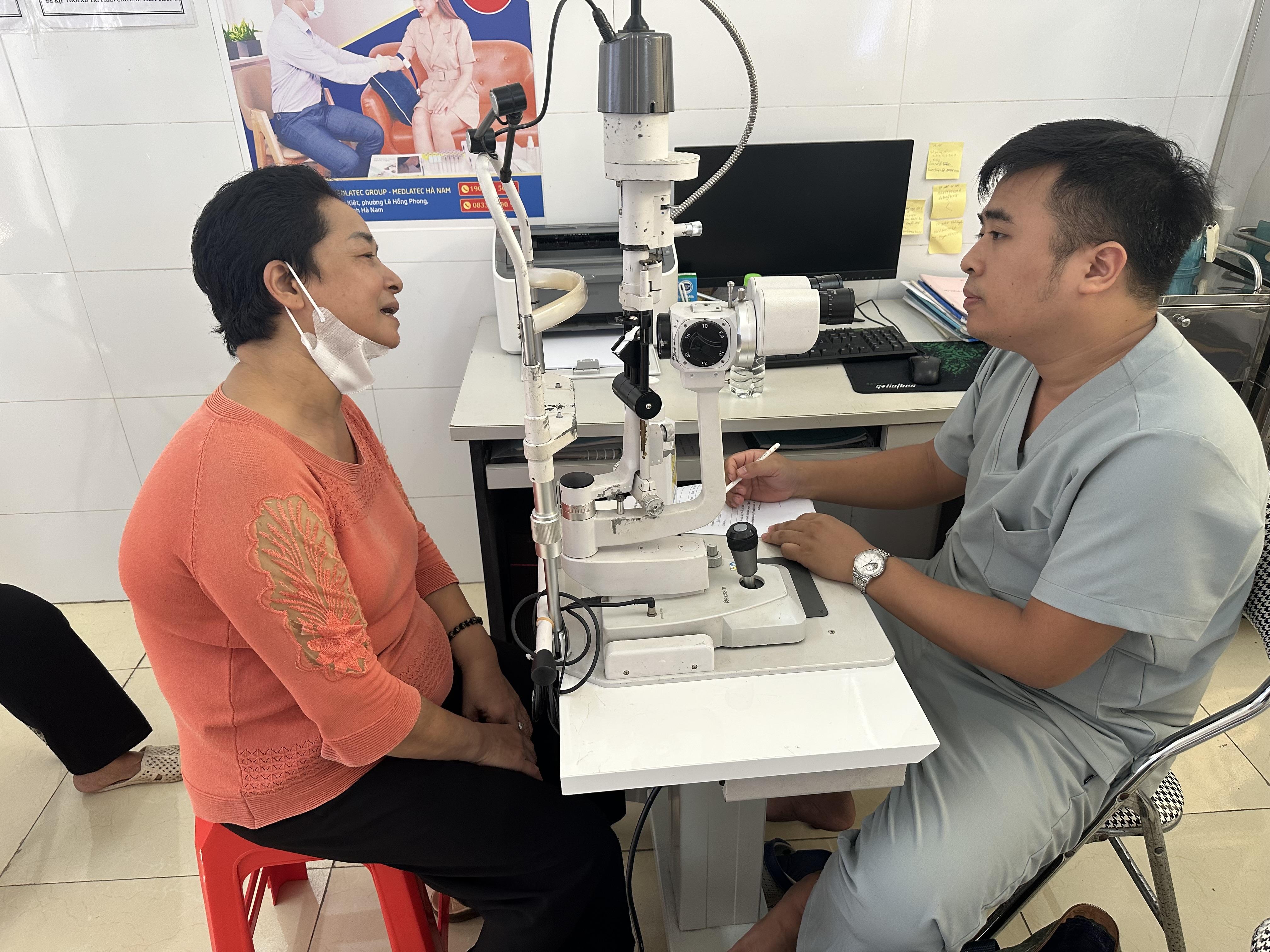 Ủy ban nhân dân phường Liêm Tuyền tổ chức khám, tư vấn bệnh lý về mắt và cấp phát thuốc miễn phí cho Nhân dân trên địa bàn.