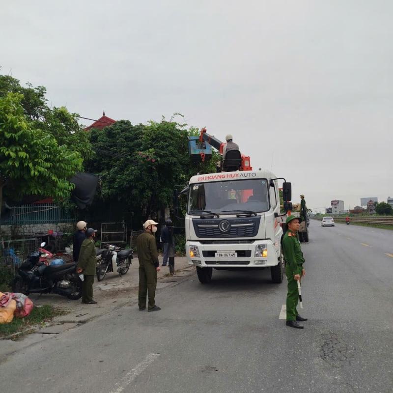 Công an xã Liên Minh phối hợp với Phòng Kinh tế xã Liên Minh tổ chức cắt tỉa cây xanh, tháo dỡ một số công trình dân sinh lấn chiếm hành lang an toàn giao thông trên tuyến Quốc lộ 10