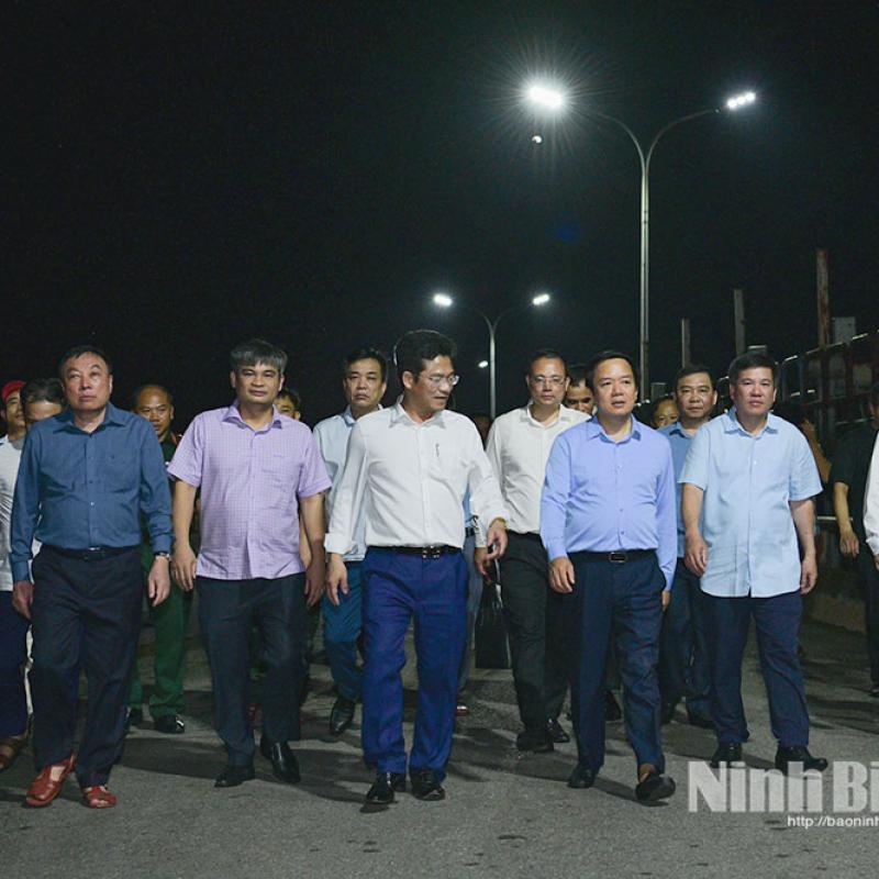 Đồng chí Chủ tịch UBND tỉnh Phạm Quang Ngọc kiểm tra một số công trình phòng, chống lũ, bão trọng điểm