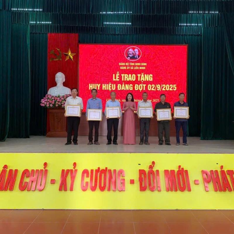 ĐẢNG UỶ XÃ LIÊN MINH TỔ CHỨC LỄ TRAO TẶNG HUY HIỆU ĐẢNG ĐỢT 02/9/2025 CHO 29 ĐẢNG VIÊN