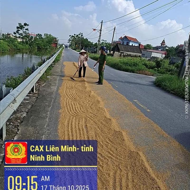 Công an xã Liên Minh tăng cường tuần tra, kiểm soát đảm bảo trật tự an toàn giao thông trong mùa thu hoạch - Đẩy mạnh công tác tuyên truyền và xử lý vi phạm để đảm bảo an toàn cho người dân