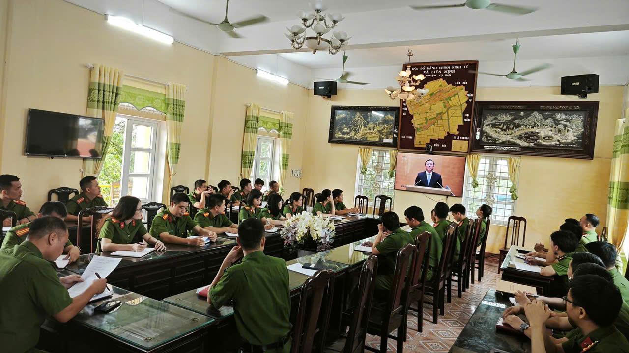 CÔNG AN XÃ LIÊN MINH TỔ CHỨC HỌC TẬP QUÁN TRIỆT, TRIỂN KHAI THỰC HIỆN CÁC NGHỊ QUYẾT CỦA BỘ CHÍNH TRỊ