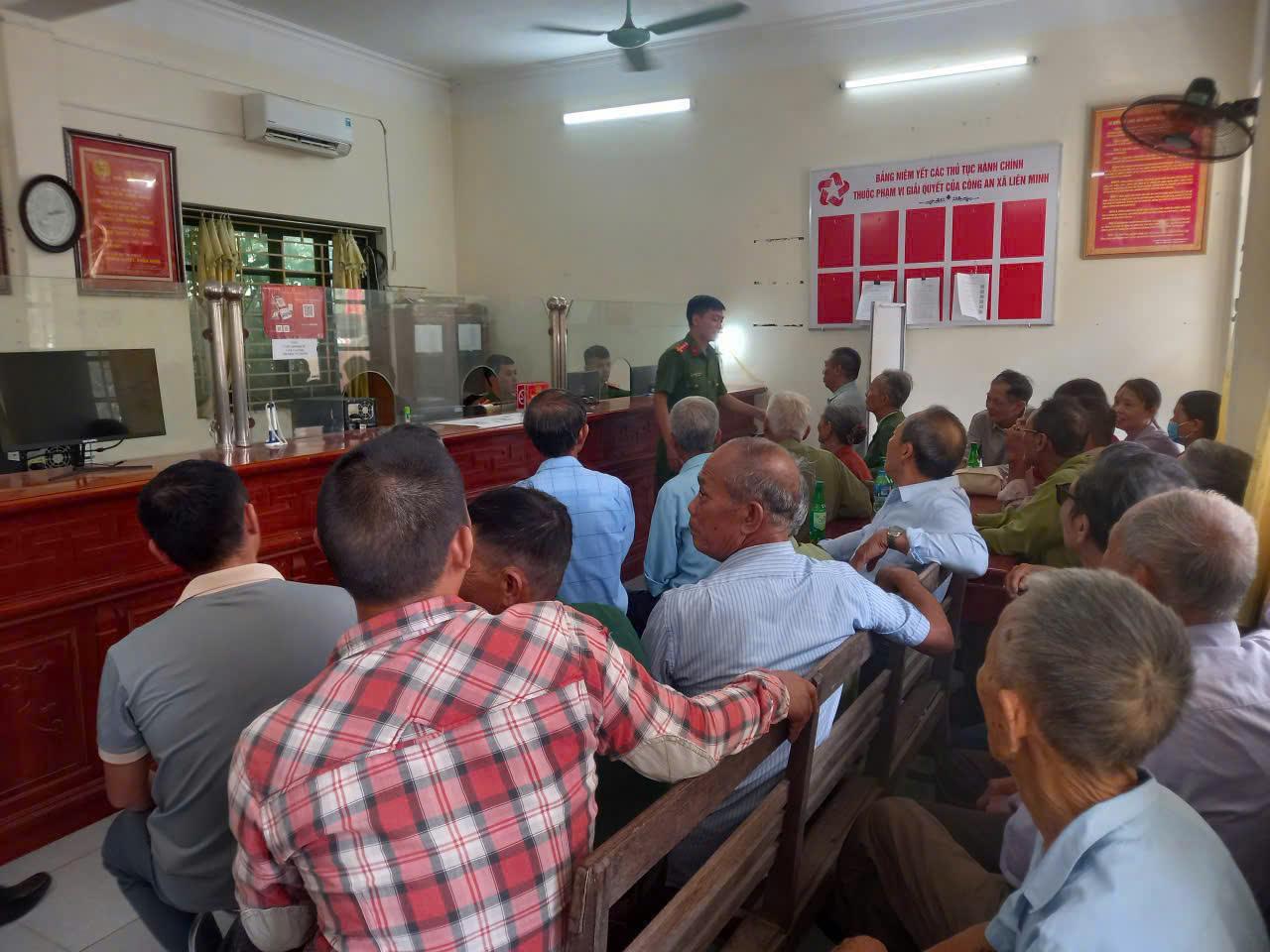 Công an xã Liên Minh, tỉnh Ninh Bình triển khai thu nhận hồ sơ cấp đổi Thẻ đảng viên trên nền tảng Cơ sở dữ liệu quốc gia về dân cư (CSDLQG về DC)