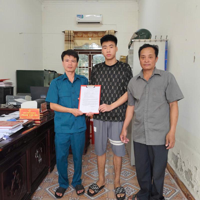 Ban chỉ huy Quân sự xã tiếp đón những lá đơn tình nguyện nhập ngũ năm 2026
