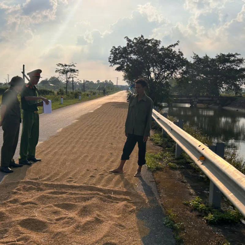 Công an xã Minh Tân tuyên truyền người dân chấp hành việc không phơi lúa, rơm rạ trên các tuyến đường