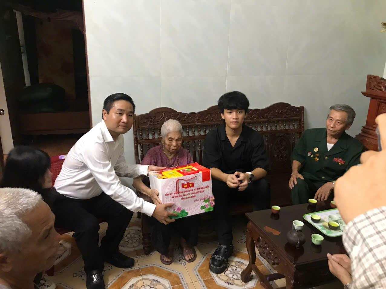 Đảng uỷ - HĐND - UBND - UBMTTQ Việt Nam xã tổ chức thăm, tặng quà gia đình chính sách nhân dịp kỷ niệm 78 năm ngày Thương binh Liệt sỹ (27/7/1947 - 27/7/2025).