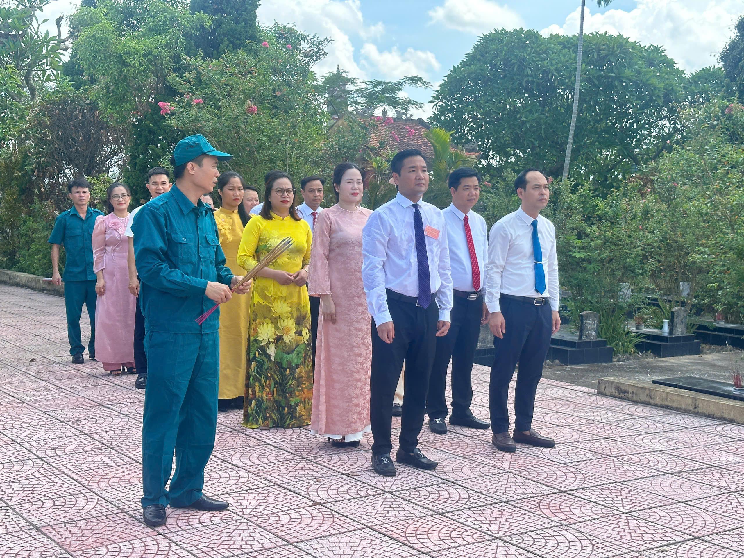 Lãnh đạo Đảng bộ xã Minh Tân dâng hương tại nghĩa trang liệt sỹ trước thềm Đại hội đại biểu Đảng bộ xã Minh Tân lần thứ I, nhiệm kỳ 2025 – 2030.