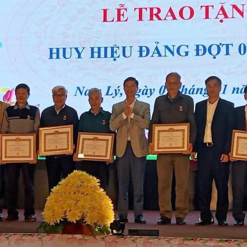 Lễ trao tặng Huy hiệu Đảng đợt 07/11/2025 cho 22 đồng chí đảng viên tiêu biểu