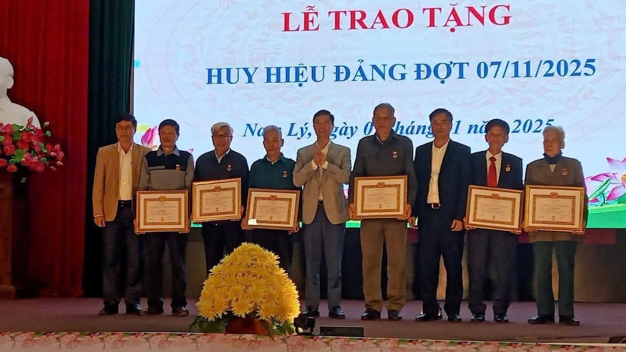 Lễ trao tặng Huy hiệu Đảng đợt 07/11/2025 cho 22 đồng chí đảng viên tiêu biểu