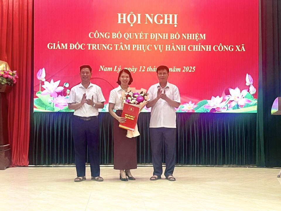 UBND XÃ NAM LÝ TỔ CHỨC HỘI NGHỊ CÔNG BỐ QUYẾT ĐỊNH BỔ NHIỆM GIÁM ĐỐC TRUNG TÂM PHỤC VỤ HÀNH CHÍNH CÔNG XÃ