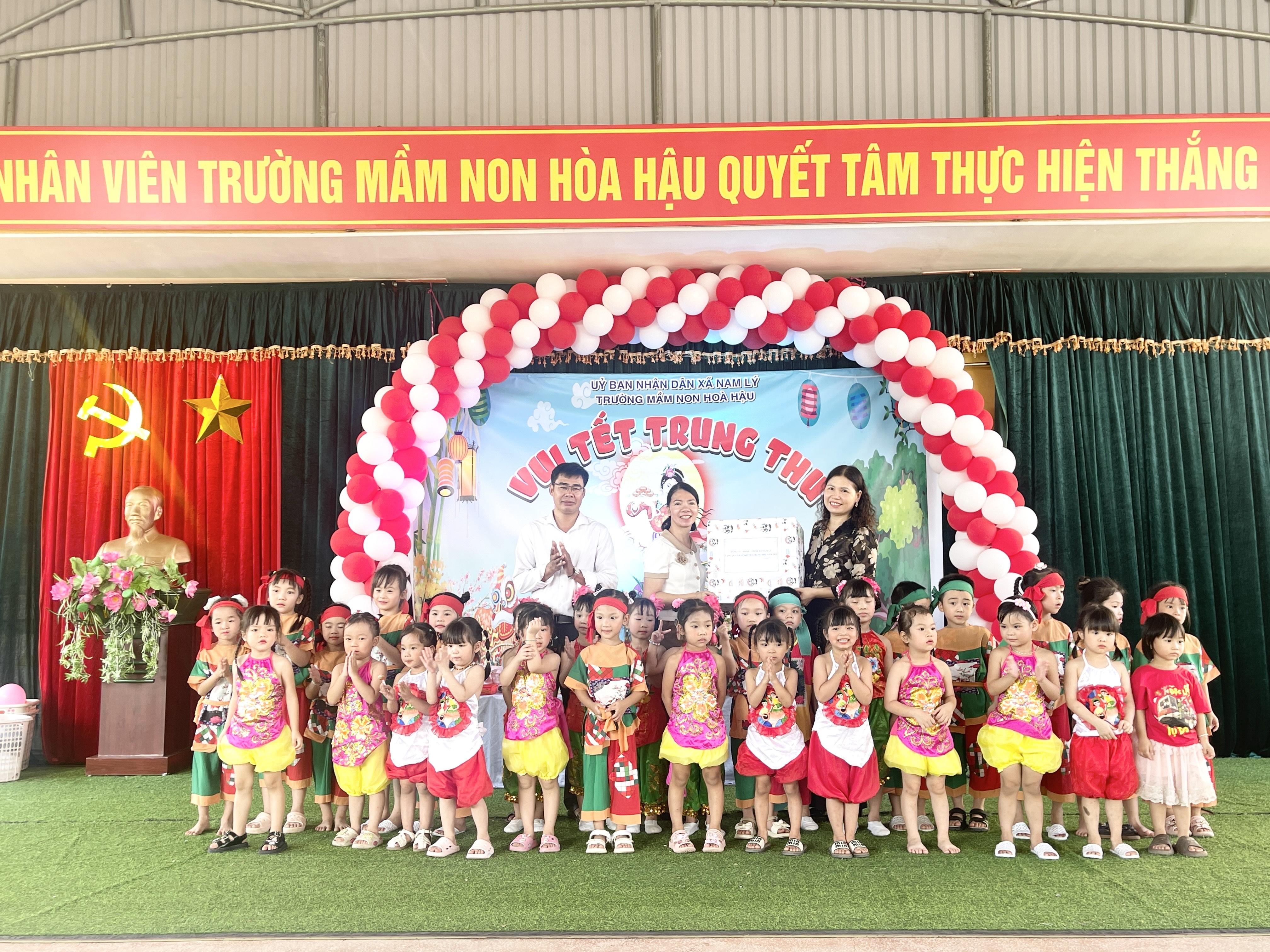 Lãnh đạo UBND xã Nam Lý đã đến thăm và trao quà cho các cháu thiếu nhi tại 3 trường mầm non trên địa bàn xã nhân dịp tết Trung Thu 2025