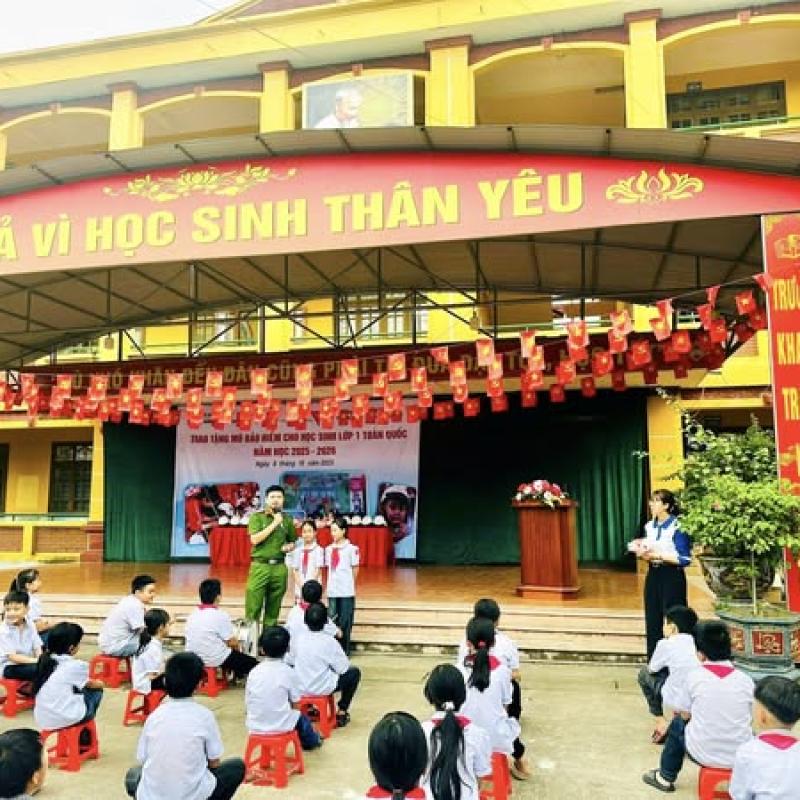Công an xã Nam Xang phối hợp với Công ty hon đa tổ chức tuyên truyền pháp luật về an toàn giao thông và trao mũ bảo hiểm cho trường Tiểu học Đức Lý