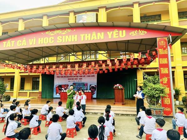 Công an xã Nam Xang phối hợp với Công ty hon đa tổ chức tuyên truyền pháp luật về an toàn giao thông và trao mũ bảo hiểm cho trường Tiểu học Đức Lý