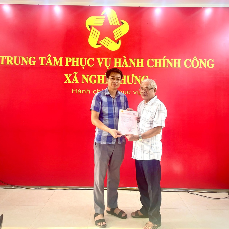 UBND xã Nghĩa Hưng tổ chức trao giấy chứng nhận quyền sử dụng đất cho người dân sau khi thực hiện mô hình chính quyền địa phương 2 cấp