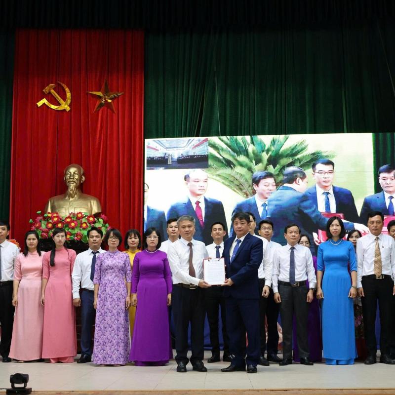 Xã Nghĩa Hưng tổ chức tiếp sóng trực tiếp Lễ công bố Nghị quyết, Quyết định của TW, của địa phương về sáp nhập đơn vị hành chính cấp tỉnh, cấp xã