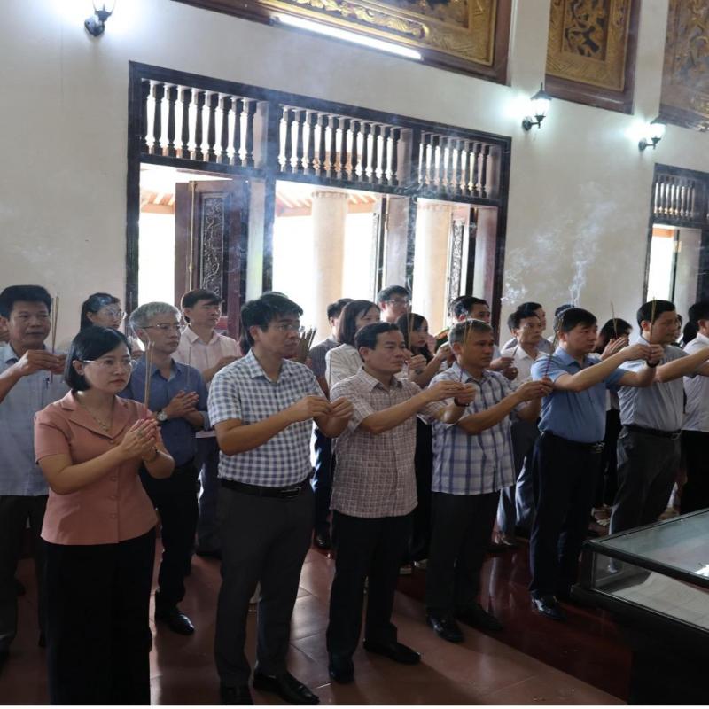 Đoàn lãnh đạo xã Nghĩa Hưng dâng hương tại đài tưởng niệm và đền liệt sĩ trung tâm xã