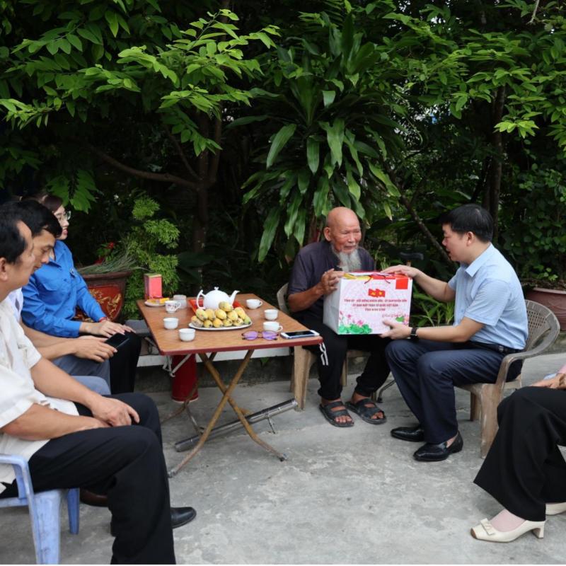 Các đồng chí lãnh đạo xã Nghĩa Hưng tổ chức đi thăm, tặng quà các gia đình TBLS, mẹ Việt Nam anh hùng, gia đình có công nhân dịp 27/7/2025