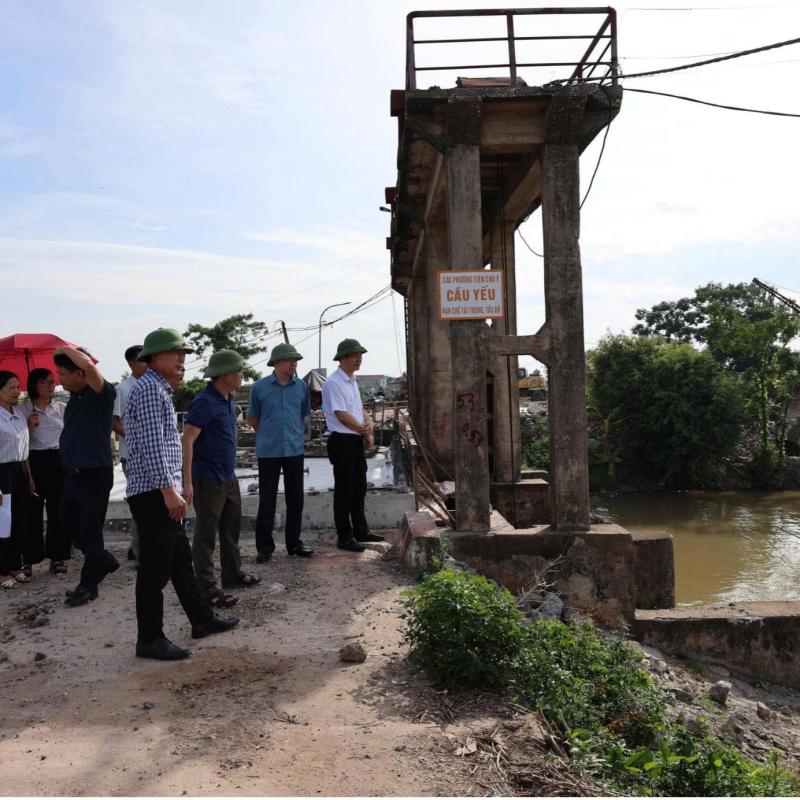 Các đồng chí lãnh đạo thường trực đảng ủy xã Nghĩa Hưng kiểm tra công tác PCLB trên địa bàn xã