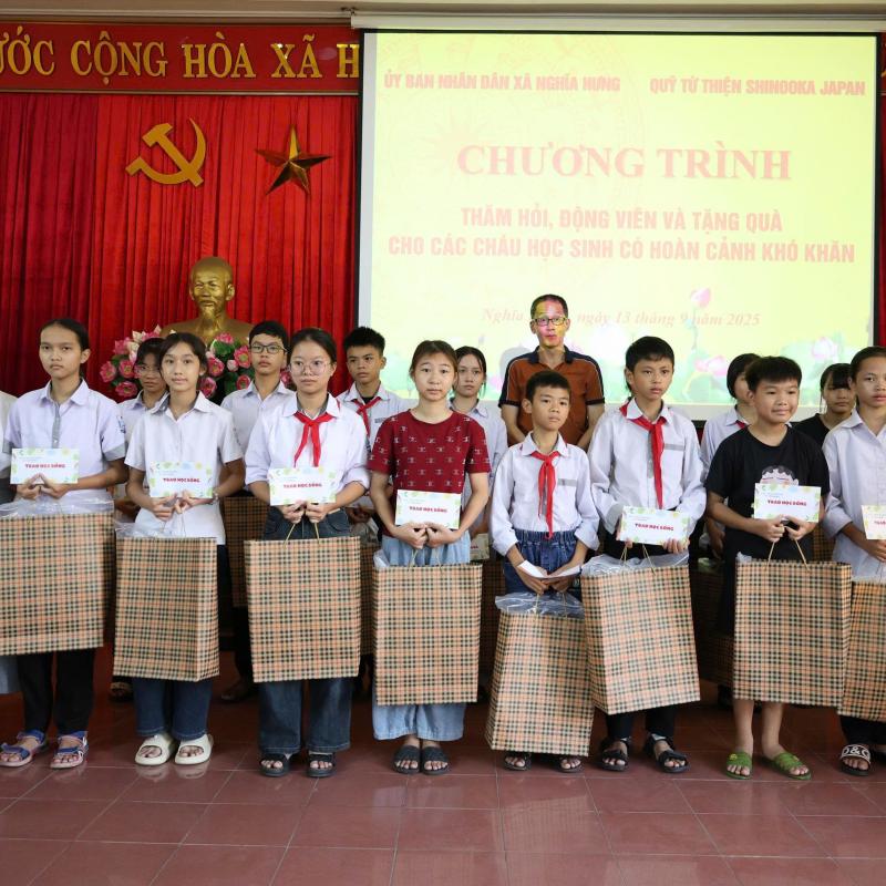 UBND xã Nghĩa Hưng tổ chức chương trình thăm hỏi, động viên và tặng quà các cháu học sinh có hoàn cảnh khó khăn