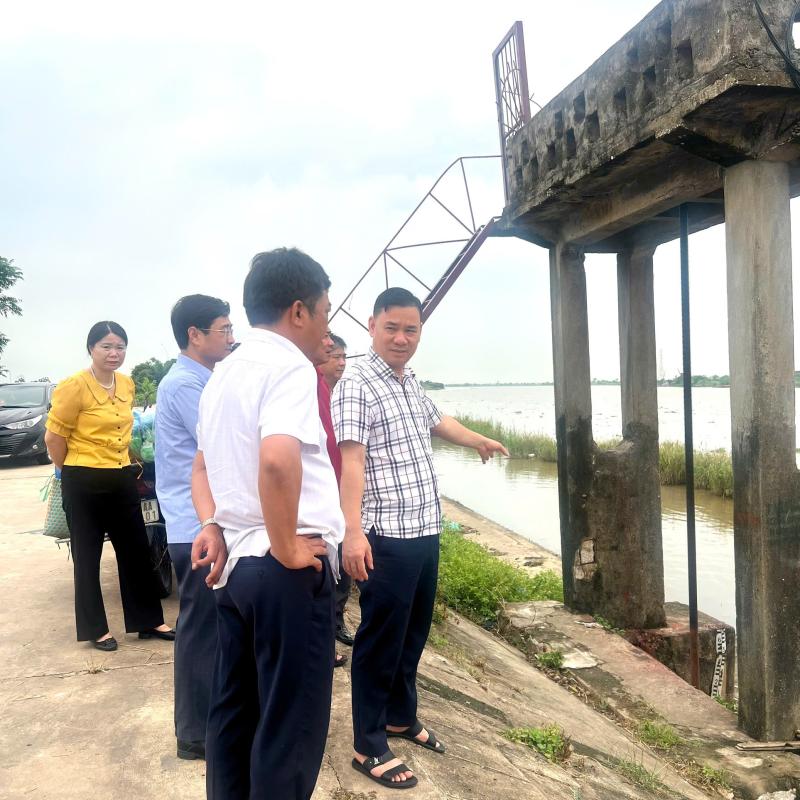 Lãnh đạo xã Nghĩa Sơn kiểm tra công tác phòng, chống bão số 3