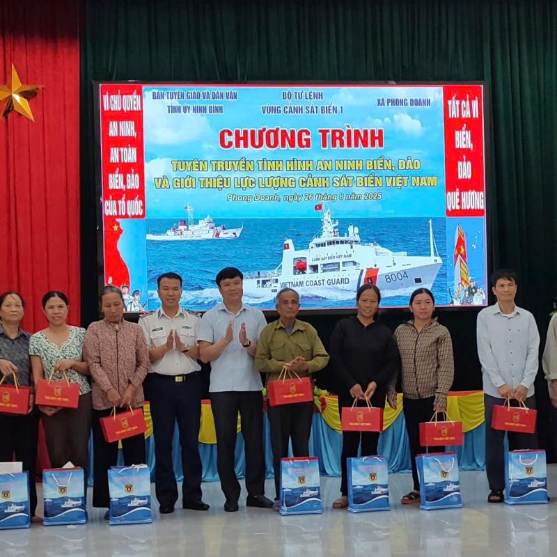Chương trình “Cảnh sát biển đồng hành với ngư dân” tại xã Phong Doanh, tỉnh Ninh Bình