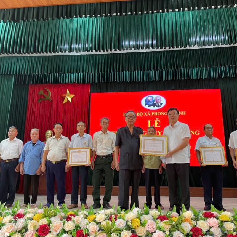 Lễ trao huy hiệu Đảng đợt 02/9 xã Phong Doanh