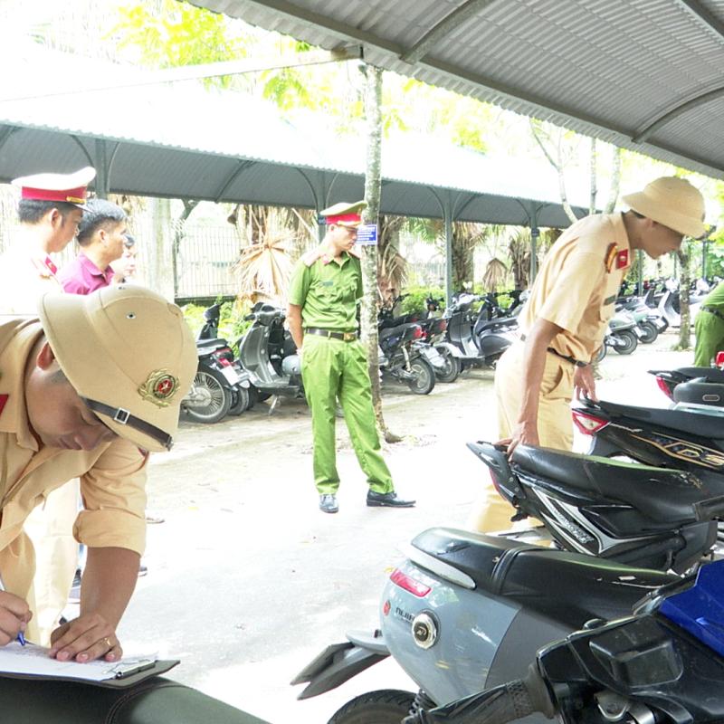 Phòng Cảnh sát công an tỉnh phối hợp với Công an phường Phủ Lý kiểm tra công tác chấp hành luật ATGT trong học sinh, sinh viên tại trường Cao Đẳng thủy lợi Bắc Bộ