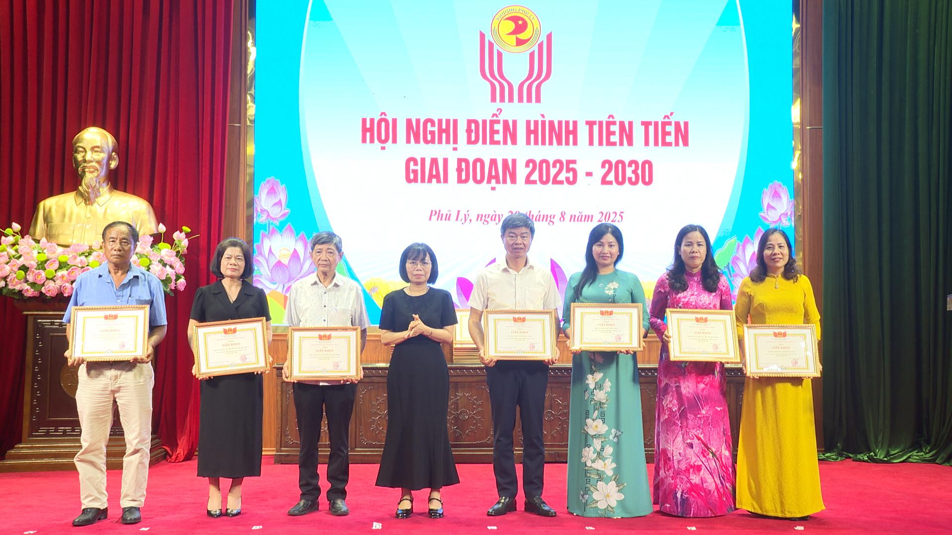 tin00-05-45-23still723.jpg