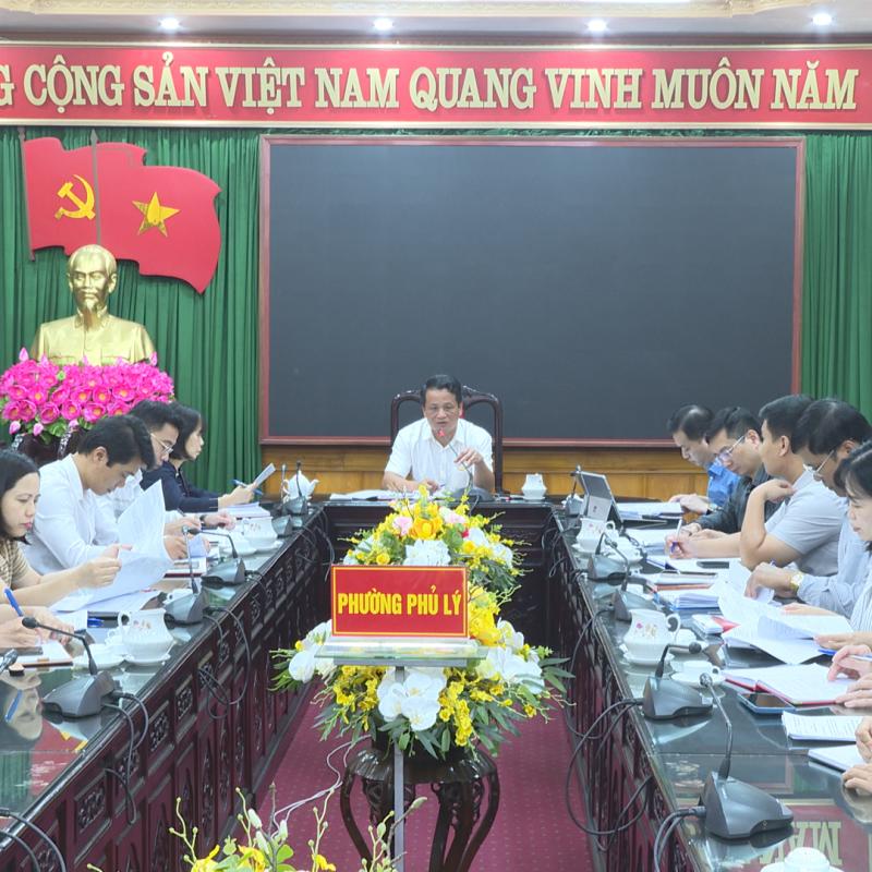 Thường trực Đảng uỷ phường Phủ Lý nghe UBND phường báo cáo về công tác giải quyết đơn thư