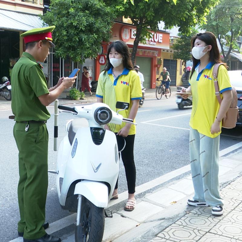 Đội cảnh sát giao thông đường bộ số 2, phòng CSGT- Công an Tỉnh Ninh Bình tuyên truyền Luật An toàn Giao thông cho học sinh trường Cao Đẳng Phát thanh Truyền hình TW 1