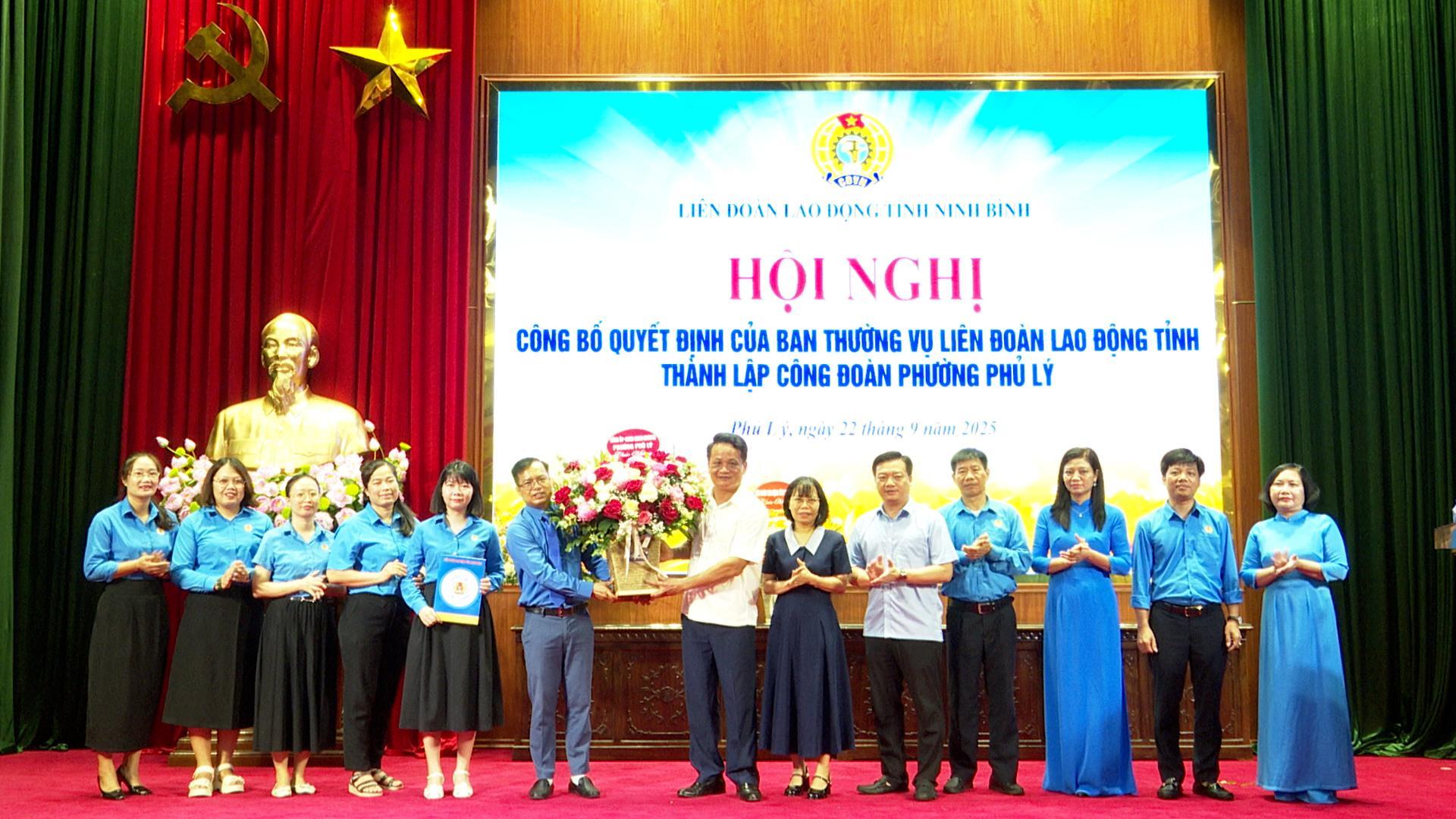 LĐLĐ tỉnh Ninh Bình Công bố Quyết định thành lập Công đoàn phường Phủ Lý