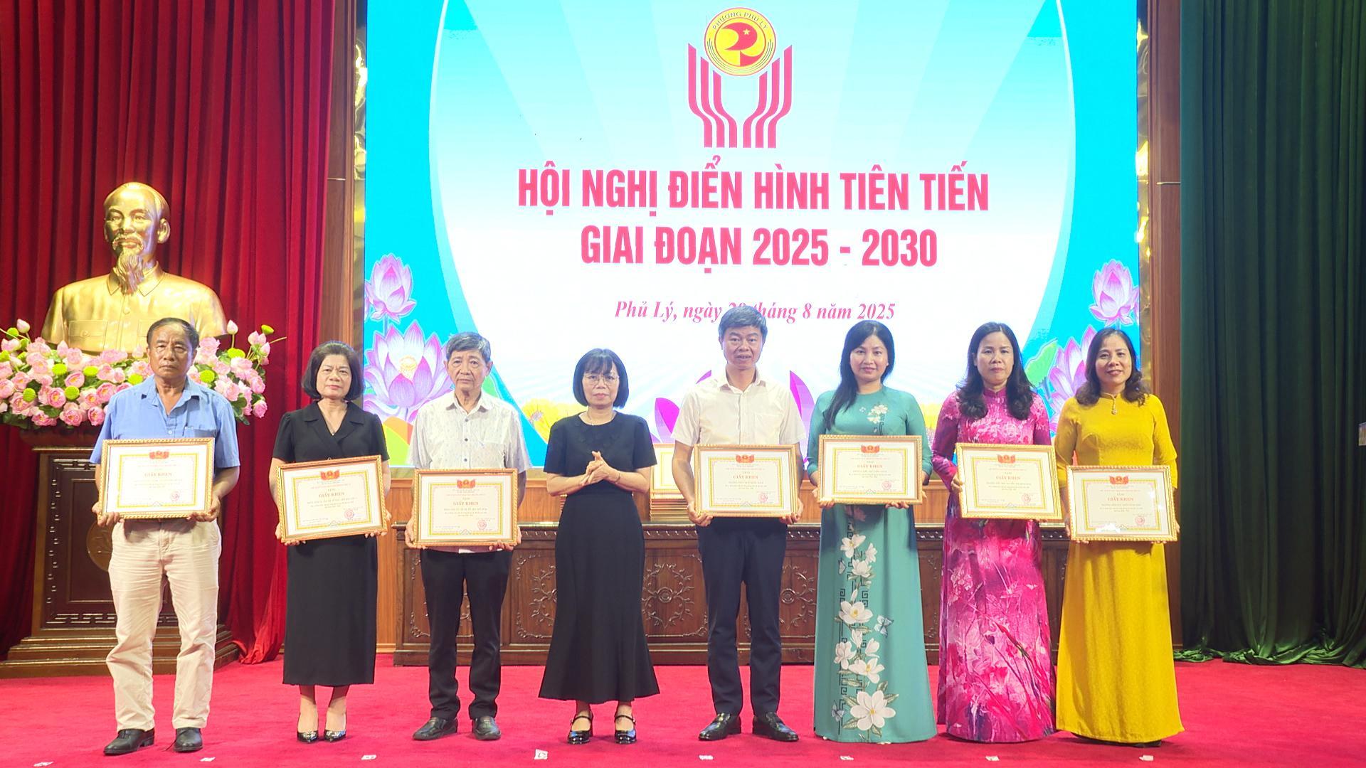 UBND phường Phủ Lý tổ chức hội nghị điển hình tiên tiến giai đoạn 2025-2030.