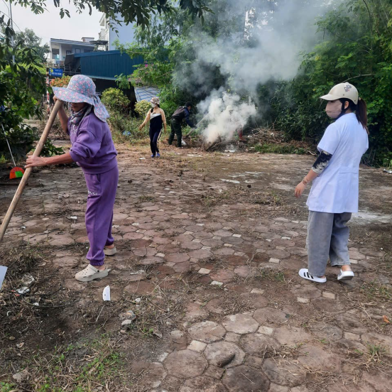 Phường Phù Vân đồng loạt ra quân tổ chức chiến dịch vệ sinh môi trường, diệt muỗi, lăng quăng phòng, chống dịch bệnh sốt xuất huyết đợt 2 năm 2025