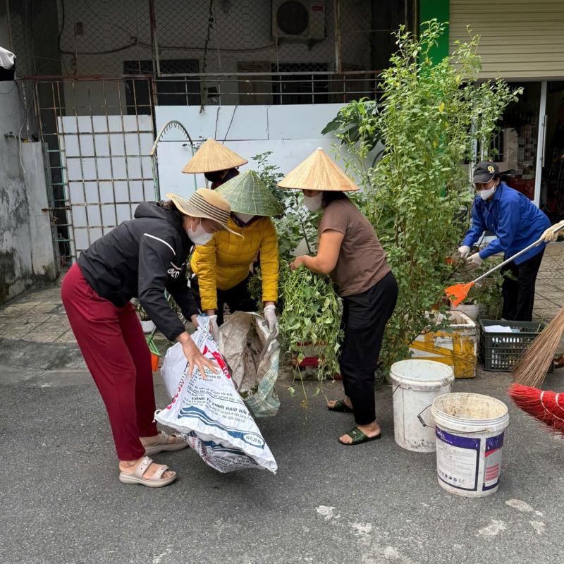 CÁC CHI HỘI PHỤ NỮ PHƯỜNG PHÙ VÂN ĐỒNG LOẠT RA QUÂN TỔNG VỆ SINH MÔI TRƯỜNG, TUYÊN TRUYỀN PHÒNG CHỐNG DỊCH SỐT XUẤT HUYẾT